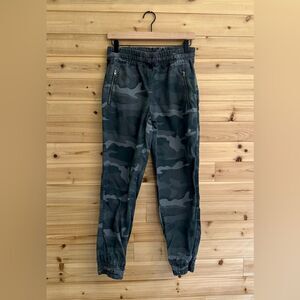 Tna Aritzia Size XSmall Dark Camo Camouflage Print Jogger Pants